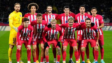 Atletico Madrid players pose before the Spanish league football match between FC Barcelona and Club Atletico de Madrid at the Estadi Olimpic Lluis Companys in Barcelona on December 3, 2023. (Photo by Pau BARRENA / AFP)