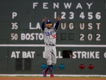 Mookie Betts sonrie a sus compa?eros antes de enfrentarse a los Boston Red Sox.