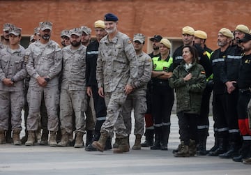 El Rey Felipe VI, en su segundo viaje a la Comunidad Valenciana tras el paso de la DANA, visita  las unidades militares desplegadas para las ayudas a los afectados por la tragedia y los centros desde donde se coordina esta asistencia en la Base Militar Jaime I en Bétera, Valencia. En la imagen, con Margarita Robles, Ministras de Defensa de España.