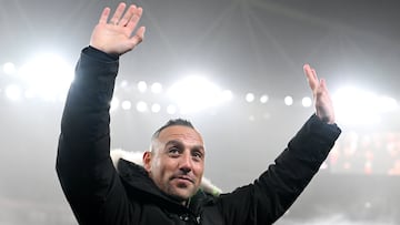 Santi Cazorla, jugador del Real Oviedo, saluda al Emirates Stadium antes del Arsenal-Ipswich Town.