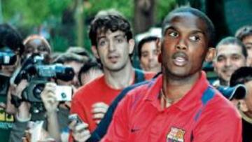 <b>SALIDA. </b>Samuel Etoo, ante periodistas y aficionados, en Saint Andrews, el jueves.