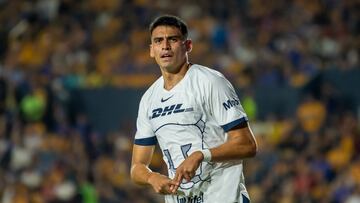 AME5245. MONTERREY (MÉXICO), 03/02/2024.- Guillermo Martínez de Pumas festeja una anotación ante Tigres hoy, durante un partido correspondiente a la jornada 5 del Torneo Clausura 2024 celebrado en el estadio Universitario de la ciudad de Monterrey. EFE/Miguel Sierra
