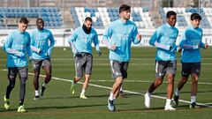 Th&eacute;o Zidane, en el centro de la imagen, entren&aacute;ndose con la primera plantilla madridista.