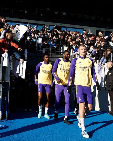 Toni Kroos, Aur¨¦lien Tchouam¨¦ni y Rudiger salen al entrenamiento rodeado de aficionados del conjunto blanco.