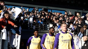 Toni Kroos, Aurélien Tchouaméni y Rudiger salen al entrenamiento rodeado de aficionados del conjunto blanco.