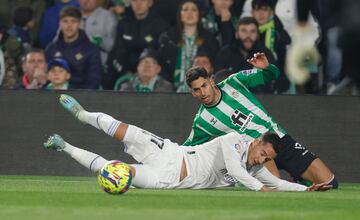 Lucas Vázquez y Ayoze Pérez caen sobre el césped tras pugnar por el balón.