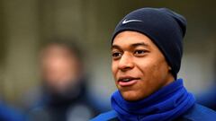 France&#039;s forward Kylian Mbappe Lottin arrives for a training session a training session in Clairefontaine on March 23, 2017, near Paris as part of the team&#039;s preparation for the upcoming World Cup 2018 qualifiers. / AFP PHOTO / FRANCK FIFE