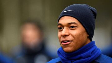 France's forward Kylian Mbappe Lottin arrives for a training session a training session in Clairefontaine on March 23, 2017, near Paris as part of the team's preparation for the upcoming World Cup 2018 qualifiers. / AFP PHOTO / FRANCK FIFE