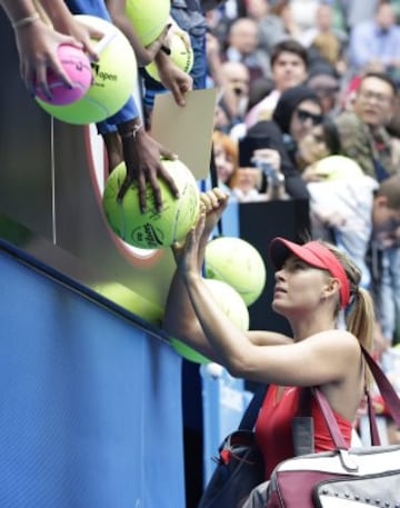 Maria Sharapova se quedó con el duelo ante Eugenie Bouchard para llegar a semifinales del Abierto de Australia el martes.