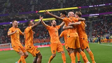 Doha (Qatar), 21/11/2022.- Cody Gakpo (C) of the Netherlands celebrates with teammates after scoring the opening goal during the FIFA World Cup 2022 group A soccer match between Senegal and the Netherlands at Al Thumama Stadium in Doha, Qatar, 21 November 2022. (Mundial de Fútbol, Países Bajos; Holanda, Catar) EFE/EPA/Noushad Thekkayil
