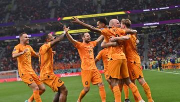 Doha (Qatar), 21/11/2022.- Cody Gakpo (C) of the Netherlands celebrates with teammates after scoring the opening goal during the FIFA World Cup 2022 group A soccer match between Senegal and the Netherlands at Al Thumama Stadium in Doha, Qatar, 21 November 2022. (Mundial de F¨²tbol, Pa¨ªses Bajos; Holanda, Catar) EFE/EPA/Noushad Thekkayil