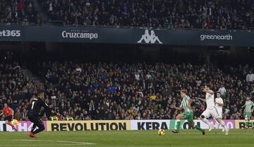 1-1. El VAR dio validez al primer gol de Sergio Canales.