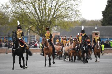 Miembros de la caballería de artillería llegando a Woolwich Barracks, en el área metropolitana de Londres, para el homenaje al Duque de Edimburgo