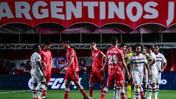 AME7271. BUENOS AIRES (ARGENTINA), 01/08/2023.- Marcelo (3-d) de Fluminense sale expulsado tras cometer una falta a Luciano Sánchez de Argentinos hoy, en un partido de los octavos de final de la Copa Libertadores entre Argentinos Juniors y Fluminense en el estadio Diego Armando Maradona en Buenos Aires (Argentina). EFE/ Luciano González
