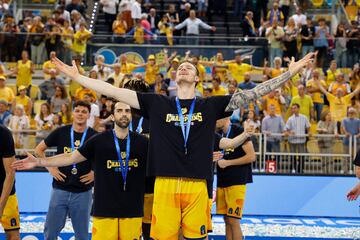 Triunfo, celebración y premio doble para el Gran Canaria. Campeón de la Eurocup y clasificación directa para la Euroliga la próxima temporada.  En la imagen, Olel Balcerowski.