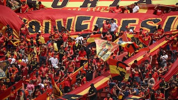 Futbol, Union Espanola vs Colo Colo
Fecha 27, Liga de primera 2025.
Hinchas de Union Espanola alientan a su jugadores durante un partido de la liga de primera disputado en el estadio Santa Laura de Santiago, Chile.
08/11/2025
Dragomir Yankovic/Photosport
Football, Union Espanola vs Colo Colo
27th turn, 2025 First division league.
Union EspanolaÕs fans are pictured during a first division league match at the Santa Laura stadium in Santiago, Chile.
08/11/2025
Dragomir Yankovic/Photosport
