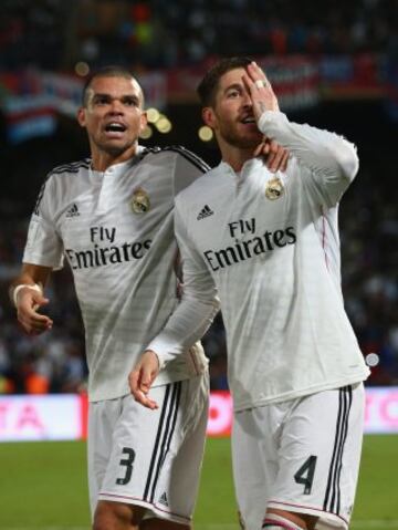 El defensa del Real Madrid Sergio Ramos celebra tras marcar ante San Lorenzo, durante la final del Mundial de Clubes que están disputando esta noche en el Gran Estadio de Marrakech, en Marruecos. 