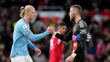 Haaland y De Gea se saludan en un partido de liga.