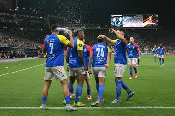 kendrys Silva, central de Universidad Central  de Venezuela, recibe  el impacto de un vaso de plstico lanzado  por un  energmeno cuando su equipo celebraba el gol de Juan Cuesta durante  el partido de vuelta de la segunda ronda de clasificacin de la Copa Libertadores  ante el Corinthians. Gan el equipo brasile?o (3-2). Al menos el agua sirvi de refresco.