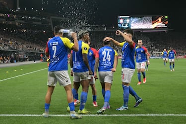 kendrys Silva, central de Universidad Central  de Venezuela, recibe  el impacto de un vaso de plástico lanzado  por un  energúmeno cuando su equipo celebraba el gol de Juan Cuesta durante  el partido de vuelta de la segunda ronda de clasificación de la Copa Libertadores  ante el Corinthians. Ganó el equipo brasileño (3-2). Al menos el agua sirvió de refresco.