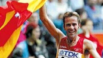 <b>SIEMPRE EN CABEZA.</B> Julio Rey siempre estuvo al frente de la carrera para no llevarse sorpresas. Cuando atacó el marroquí Gharib le siguió la estela y sólo cedió ante éste a las puertas del estadio parisino. La plata se la había merecido.