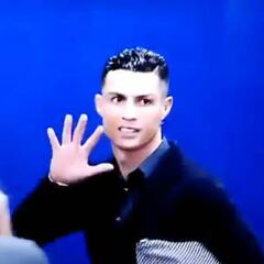 Cristiano hizo una 'manita' a la grada y en zona mixta dijo: "Yo cinco Champions, el Atlético cero"