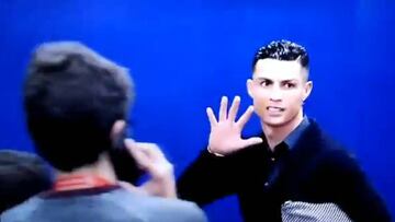 Cristiano hizo una 'manita' a la grada y en zona mixta dijo: "Yo cinco Champions, el Atlético cero"