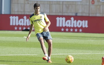 En 2013, ya en edad juvenil, se incorporó a las categorías inferiores del Villarreal llegando a debutar con el Villarreal B en febrero de 2015. El 17 de diciembre de 2015 debutó con el primer equipo del Villarreal. Aquí le vemos entrenando como canterano un mes antes de debutar en el primer equipo.