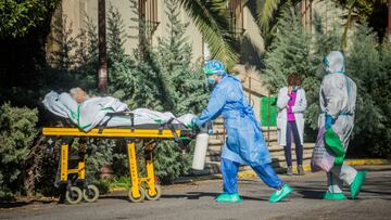 Sanitarios trasladan en camilla a un enfermo de Covid-19 al Hospital Virgen de la Montaña de Cáceres, Extremadura (España), a 11 de enero de 2020. El Hospital Virgen de la Montaña reabre hoy una planta para atender a pacientes de Covid-19 debido al incremento de la presión asistencial de los últimos días. La planta contará inicialmente con un total de 20 camas operativas que se pueden ampliar hasta las 49.
11 ENERO 2021;COVID-19;CORONAVIRUS;PANDEMIA
Javier Caldera / Europa Press
11/01/2021