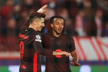 El polaco marca su cuarto gol en Champions y el decimoctavo de la temporada gracias a su oportunismo y su velocidad de reacci車n: la jugada la genera Lamine por la derecha. Este encuentra a Pedri en el 芍rea y su dejada de cara la solventa Raphinha con un zurdazo cruzado que se estampa en el palo. La pelota pasa por detr芍s de Ilic y el polaco la ve venir, sacando su pie para marcar a placer.