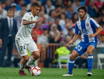 Ceballos conduce un balón ante Granero durante un Real Madrid - Espanyol (18-19).