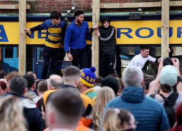 Jugadores de los equipos Up'ards y Down'ards durante el partido anual de fútbol 'Royal Shrovetide'. 