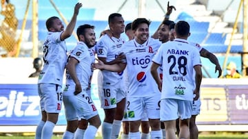 Alianza derrot&oacute; a CD &Aacute;guila en la gran final de la Liga Salvadore&ntilde;a y sum&oacute; su t&iacute;tulo n&uacute;mero 15, para acortar distancias entre los equipos con m&aacute;s campeonatos de la historia.