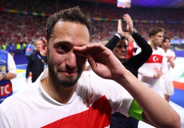 Tristeza de Hakan Calhanoglu tras la eliminación de la selección turca.