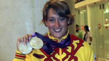 La nadadora española Mireia Belmonte, ganadora de dos medallas de plata en los Juegos Olímpicos de Londres 2012, a su llegada esta noche al aeropuerto de El Prat, en Barcelona.