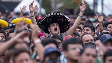 Afición mexicana durante el fan fest del Monumento a la Revolución en la Copa del Mundo de Qatar.