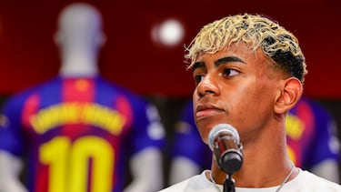 El delantero español del Barcelona, Lamine Yamal, en el acto de  presentación de su nueva camiseta número 10 en la tienda del estadio Camp Nou.


