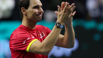 Rafael Nadal aplaude al público de Málaga en su despedida.