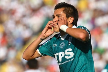 El primer gol como profesional de Carlos Muñoz fue en 2007, en el ultimo minuto de un clásico en que dio la victoria a Wanderers ante Everton. Jugó 122 partidos por los verdes, anotando 41 veces.