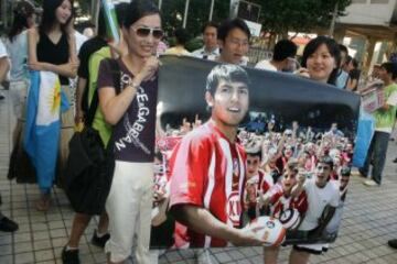 Seguidores en Shanghai durante la gira en China del Atlético de Madrid en 2006.