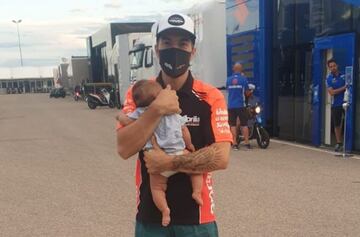 Maverick posa junto a su hija Nina y ya vestido de Aprilia en el paddock de MotorLand.