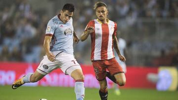 Maxi G&oacute;mez dispara a puerta en presencia de un jugador del Girona.