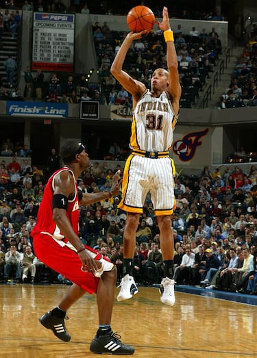 Lo hacía sencillo. Los Pacers tuvieron a su gran baluarte a finales del XX y principios del XXI. Llegó a las Finales una vez y fue, en parte, gracias a su gran capacidad anotadora desde la larga distancia. Dos veces antes había liderado la NBA en triples anotados durante una temporada, las dos bajo el férreo dominio de los Bulls de Michael Jordan. Cuando se retiró, en 2005, lo hizo como el máximo triplista de la historia de la NBA, aunque Allen o Curry pasaran luego por encima. Los ocho puntos en nueve segundos ante los Knicks, su víctima preferida, son su hazaña más conocida.