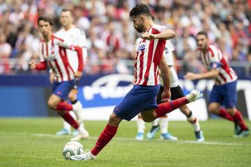 El jugador del Atlético de Madrid, Diego Costa, marca de penalti el 1-0 al Valencia. 