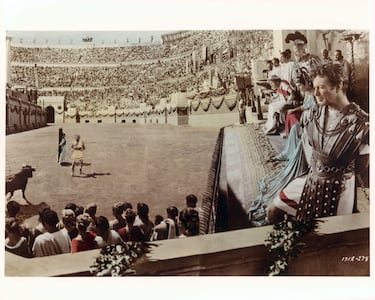 El general romano Marco Vinicio, después de regresar de una batalla, se enamora de la esclava Ligia, que le es entregada por Nerón como premio por sus conquistas para Roma. Ella, sin embargo, no puede enamorarse de él por ser cristiana y él un guerrero romano. Su historia se desarrolla en un momento en el que el ego de Nerón le hace incendiar la ciudad y enfrentarse a todo aquel que osaba hacerle frente. La película está disponible en Movistar+.