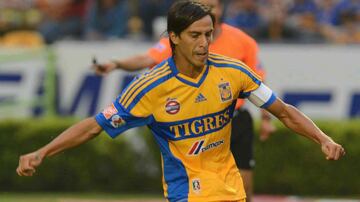 El creativo argentino llegó en 2008 y fue la máxima figura de Tigres hasta la llegada de André Pierre Gignac. Con los felinos, Lucas Lobos jugó más de 200 partidos y ganó un título de liga. Así comenzó una etapa ganadora para los norteños. El futbolista se fue a Toluca en 2014 después de no lograr un acuerdo con la directiva y buscando atención médica para sus hijos.