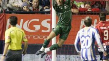 <b>UN SEGURO. </b>Aranzubia y la defensa del Deportivo se defendieron bien ayer de las numerosas acometidas de Osasuna.