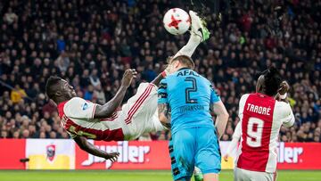 Davinso golazo en Ajax, escogido por le ajax como el central en ajaxcult