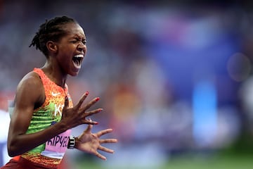 Faith Kipyegon grita tras su victoria. 