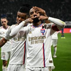 El Lyon remonta y huye del descenso